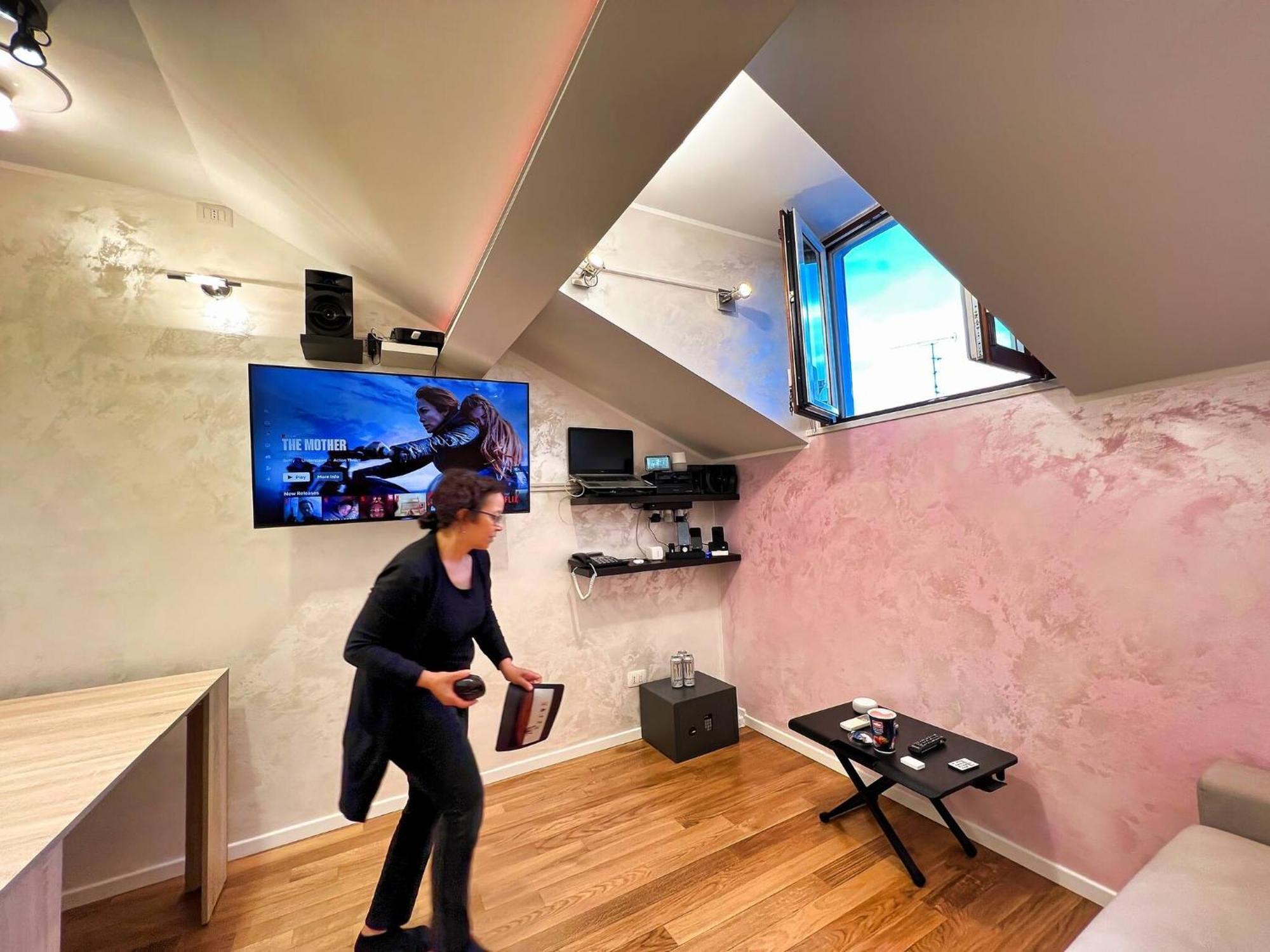 Chic Penthouse - Domotic Comfort In Milans Trendy Nightlife District